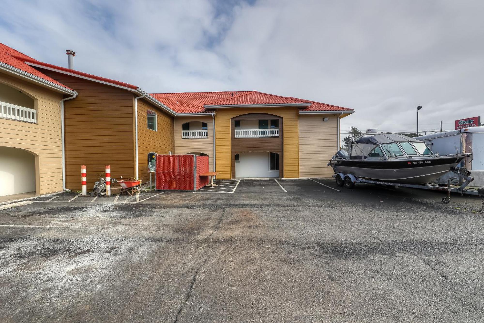 Hotel By Oyo - Hwy 101