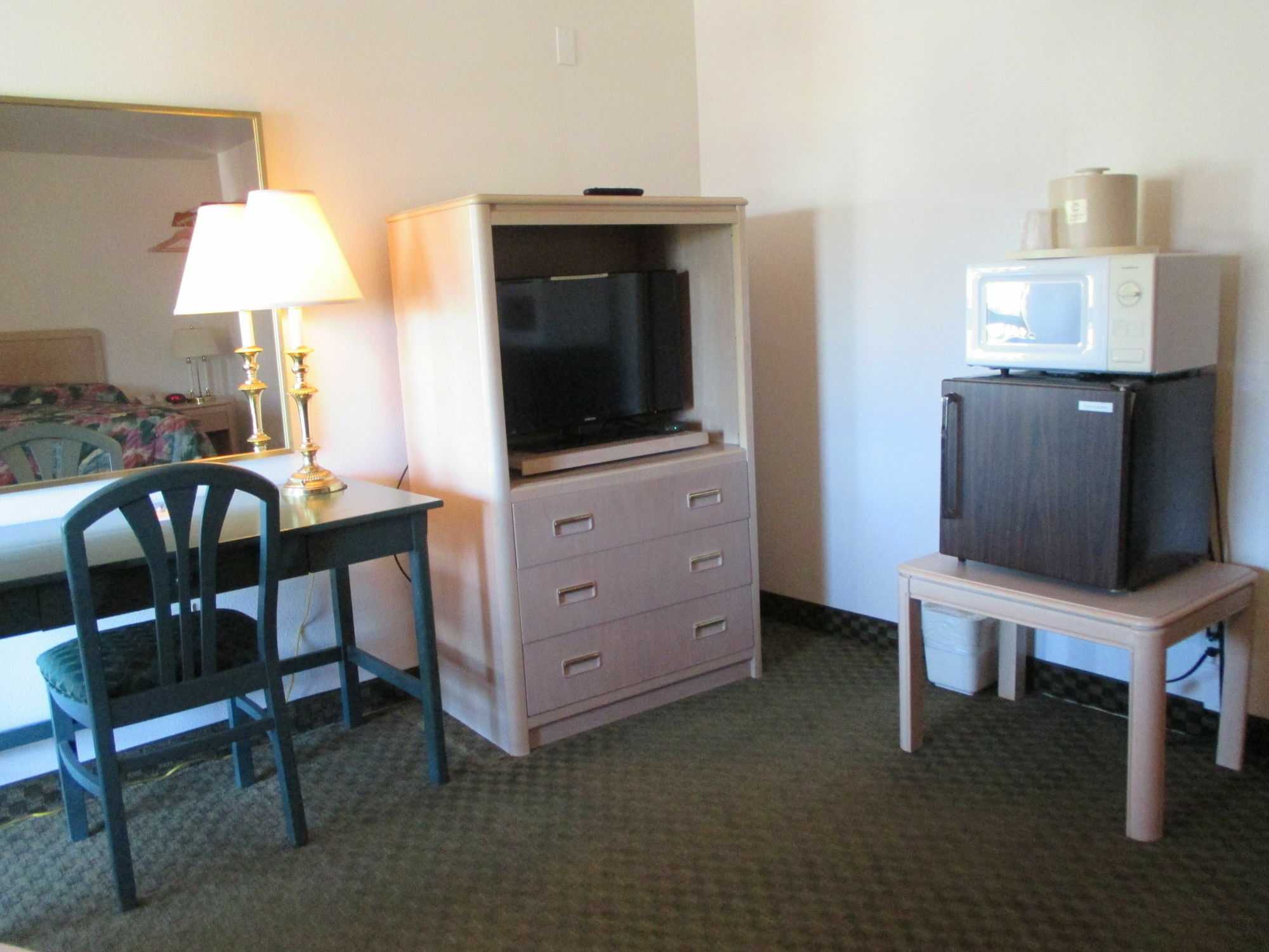By Oyo - Hwy 101 Hotel